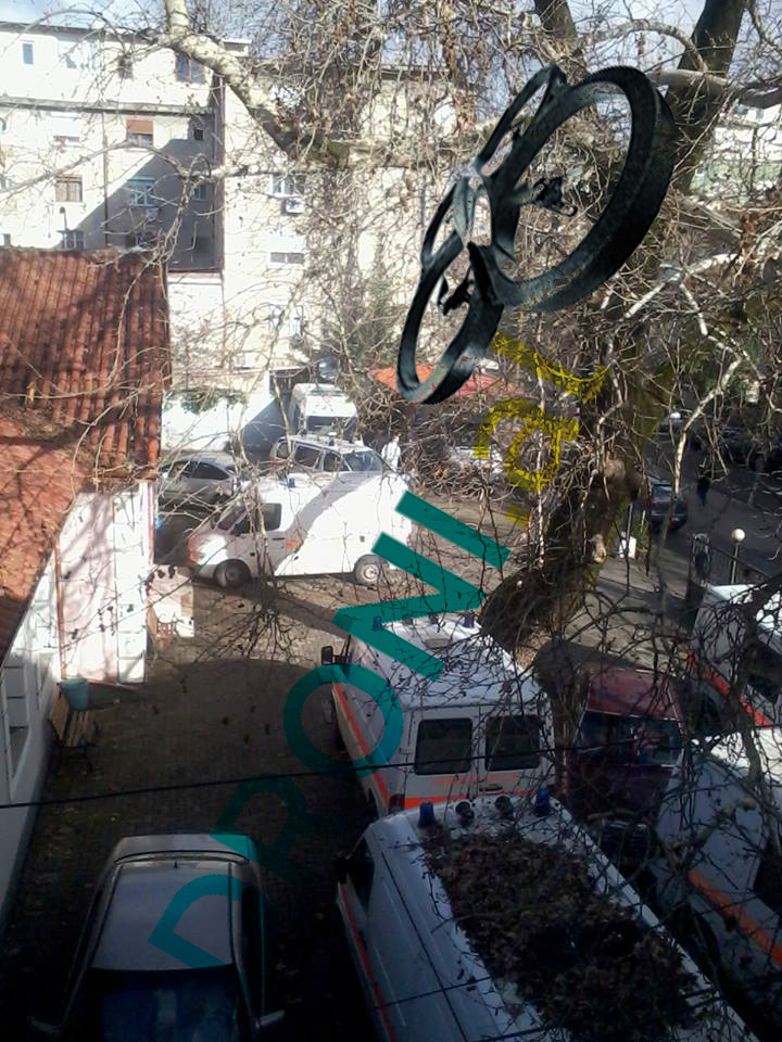 FOTO EKSKLUZIVE/ Zjarr te Urgjenca e Tiranës, shpëtojnë mrekullisht dy autoambulanca