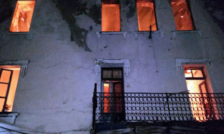 Zjarr në një banesë 2-katëshe në Vlorë