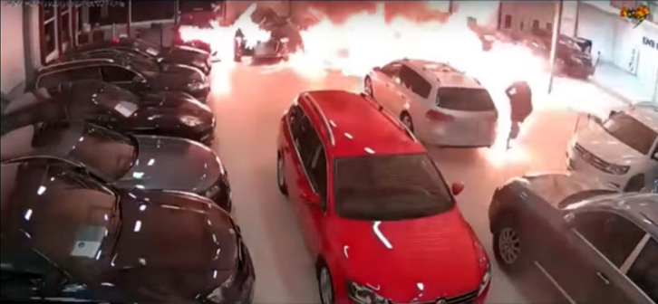 VIDEO/ Djeg me benzinë makinat në garazh, por e pëson keq edhe vetë