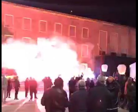 VIDEO GALERI/ Protestuesit “e bëjnë flakë” para Kryeministrisë