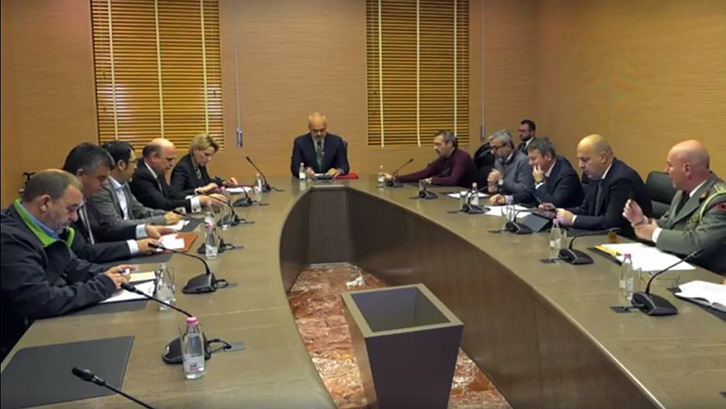 Edi Rama fyen Shefin e Shtabit të FA dhe i ndërpret fjalën …