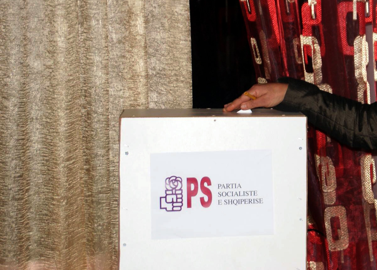 Zgjedhje me kallashnikov dhe atentate në PS