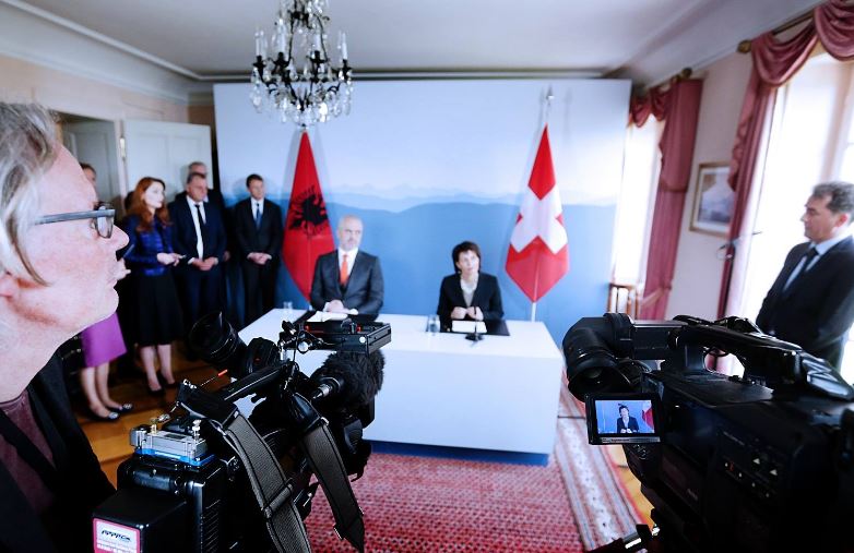 “Le Temps”/Rama tronditet nga pyetja e gazetarit zviceran për lidhjet e tij me drogën