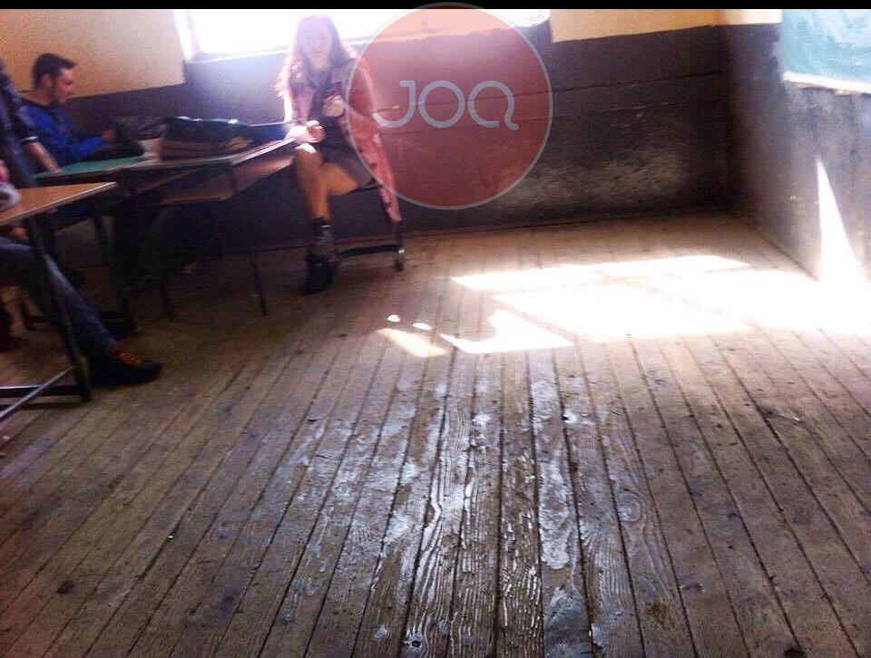 Nxënësi irritohet me mësuesen e gjuhës: Je veshur si prostitutë