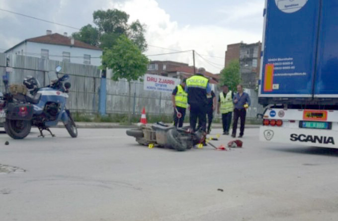 FOTO & EMRA/ Korçë, kamioni përplas motorin, plagosen rëndë dy persona
