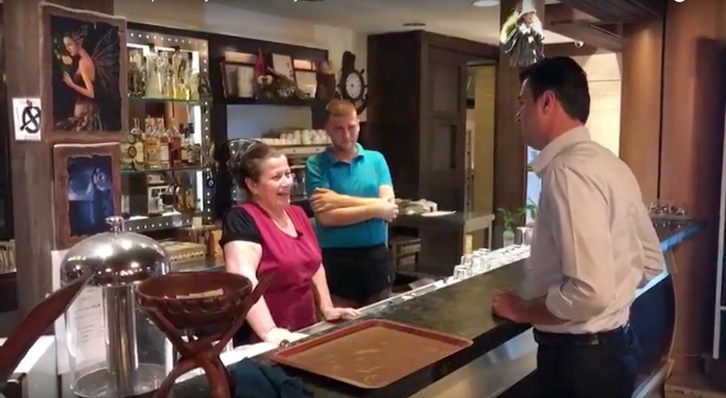 VIDEO/ Lulzim Basha nuk i reziston tundimit, porosit e konsumon byrekët e famshëm në Lushnjë