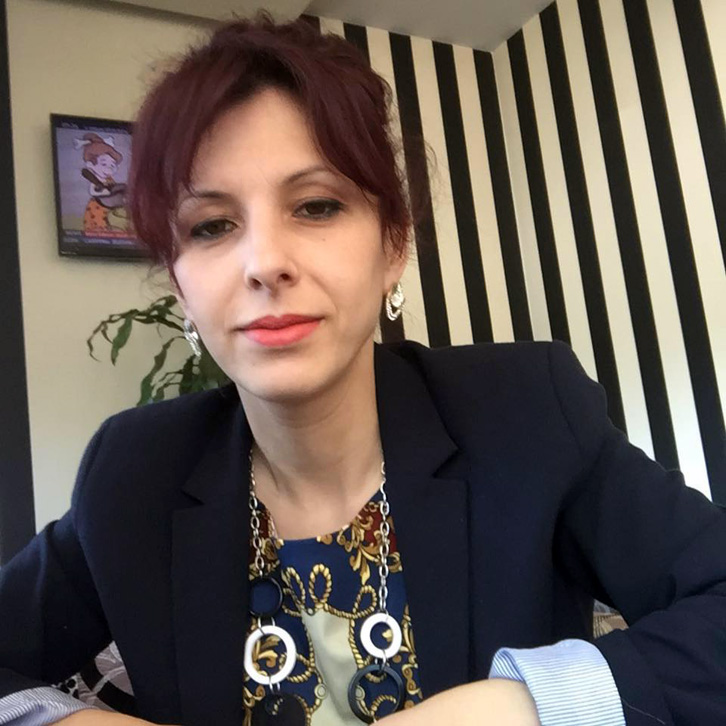 SKANDAL & DOKUMENTI / Fier, drejtoresha e Spitalit firmos për dypunësimin e vetes, vetëcakton edhe pagën