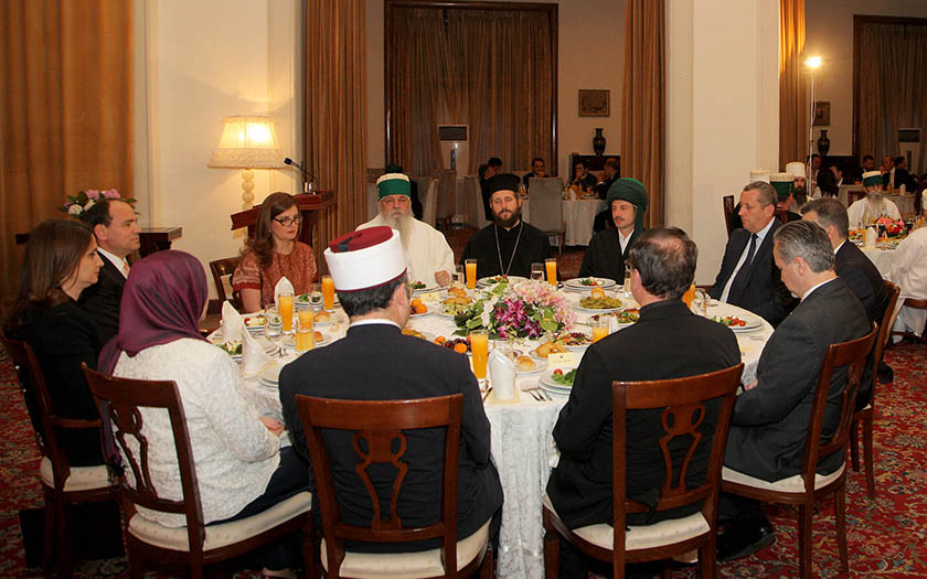 Presidenti Nishani shtroi darkë Iftari me rastin e Muajit të Madhërishëm të Ramazanit