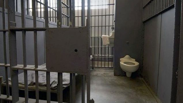 Gjermani, nuk duroi divorcin, vret veten në burg shqiptari