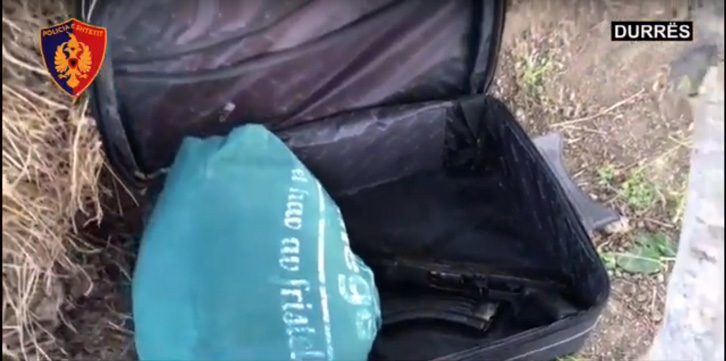 VIDEO & EMRA/ Durrës, lëviznin me një çantë me kanabis, prangosen dy persona