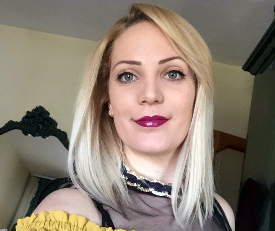 FOTO/ Ersekë, Ja kush janë gratë militante të PS e LSI që u kapën “prej lesh koke” te Poliklinika