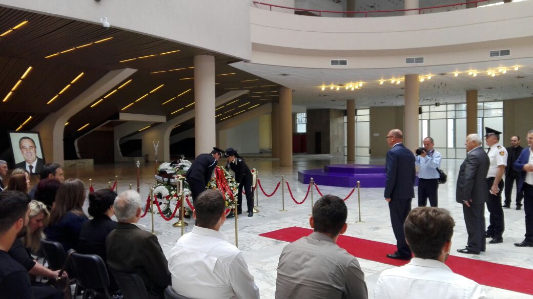 Ministri Demiraj homazhe për Kryekomisarin Nikoll Vatnikaj: Humbëm një oficer profesionist