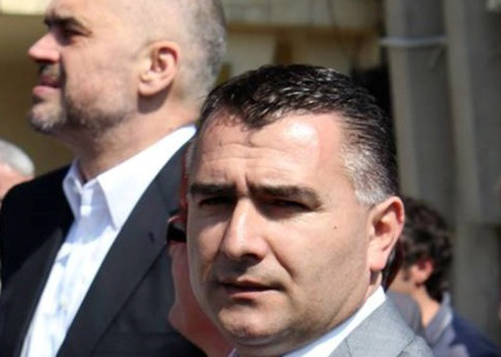 FOTO LAJM/ Arben Ndoka deh Edi Ramën, e bën xurxull dhe e nxjerr nga dera e pasme e lokalit