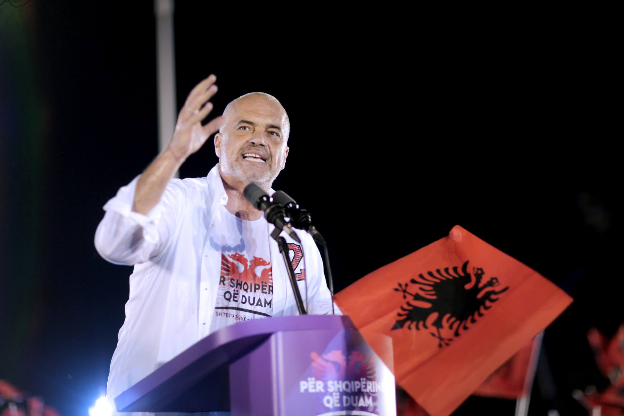 FOTO LAJM/ Edi Rama “zhvishet” nga simbolet kombëtare, në mitingun përmbyllës në Himarë