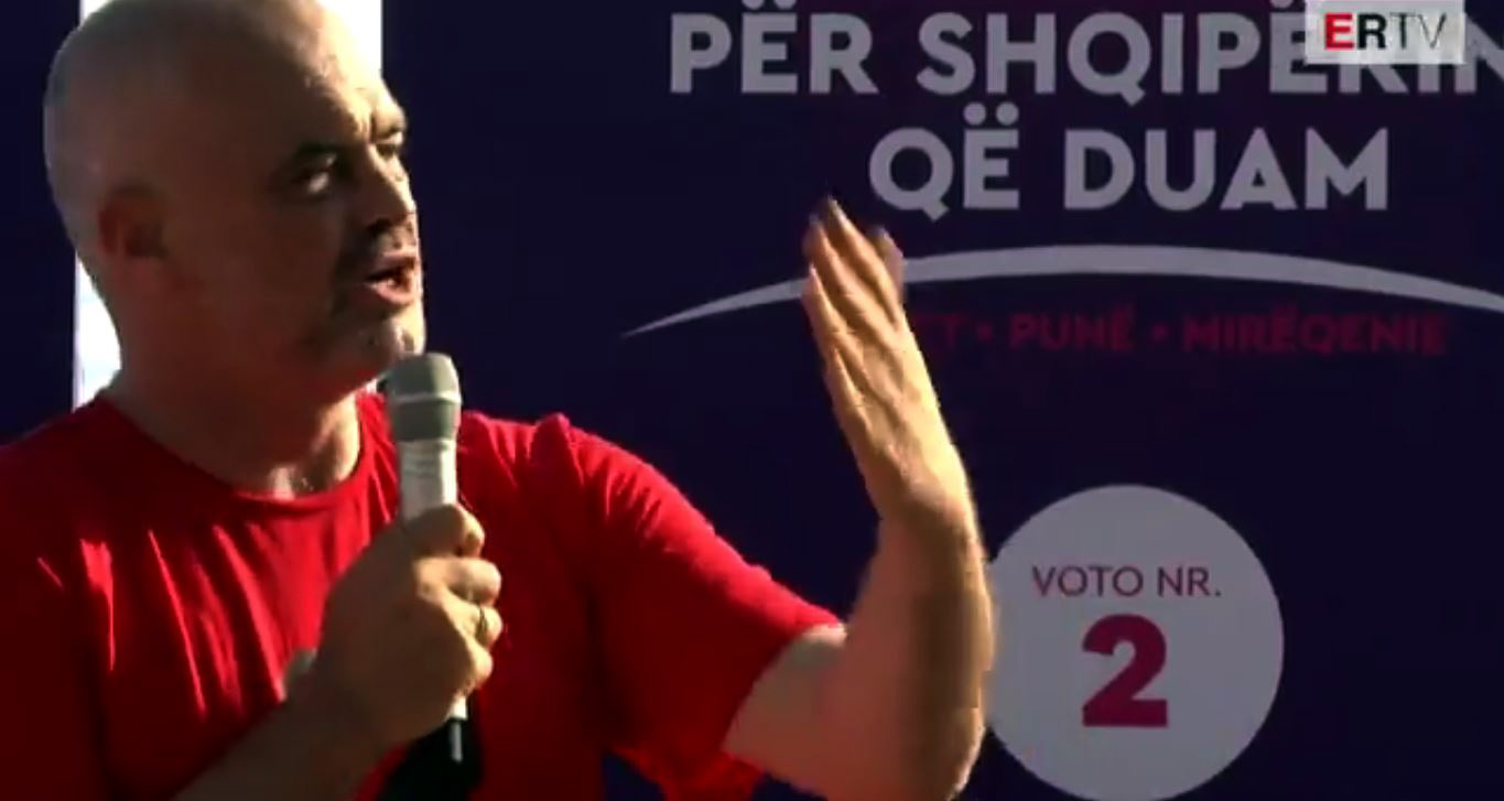 FOTO LAJM/ Edi Rama “zhvishet” nga simbolet kombëtare, në mitingun përmbyllës në Himarë