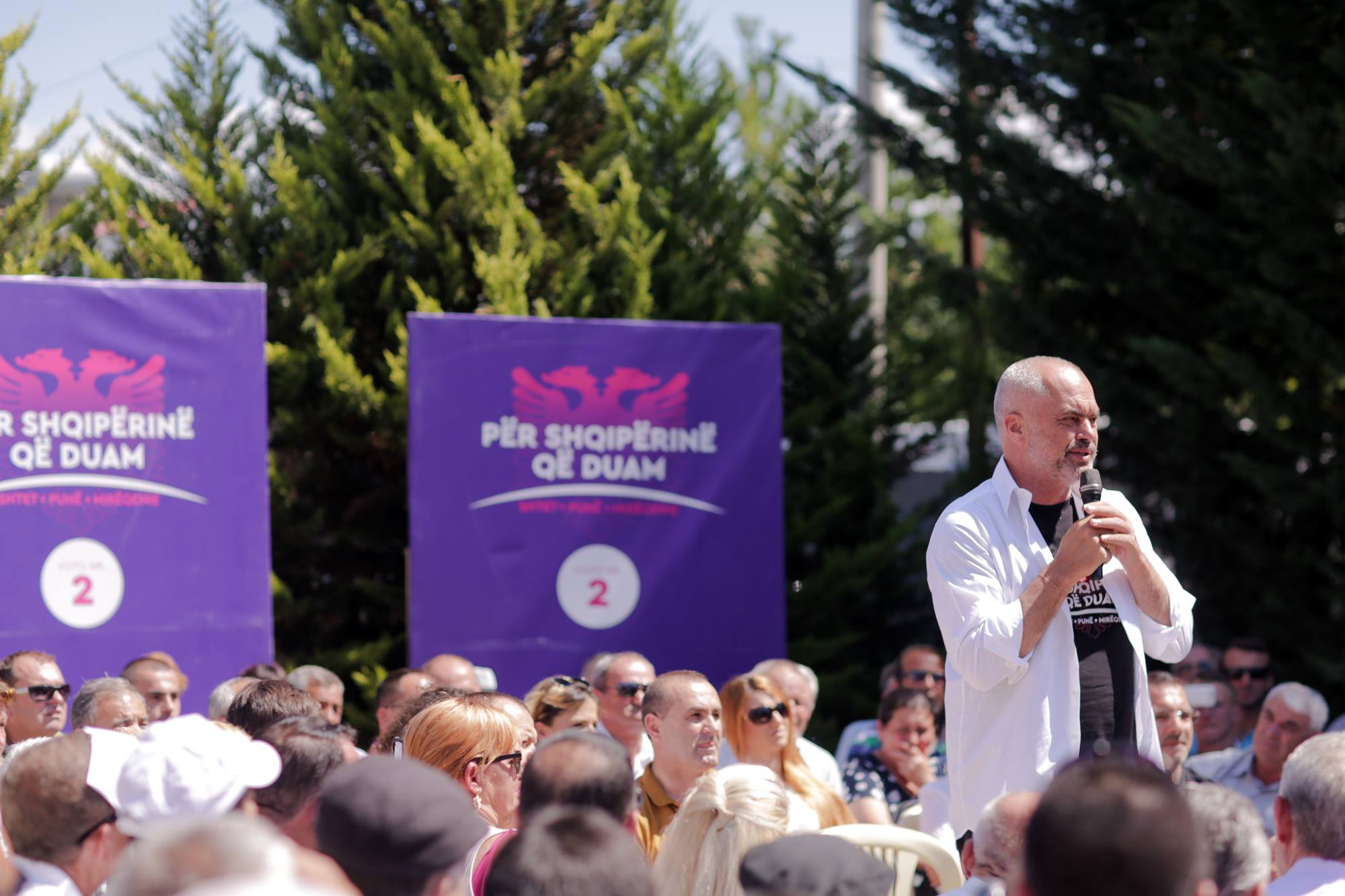 FOTO LAJM/ Edi Rama “zhvishet” nga simbolet kombëtare, në mitingun përmbyllës në Himarë