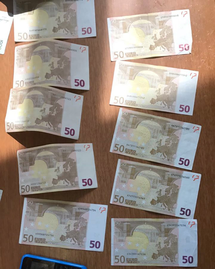 EMRAT/ Prej dy muajsh paguanin me euro false, në pranga tre persona