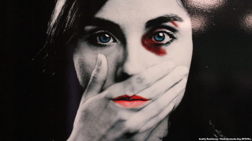 RRËFIMI/ Viktima e dhunës seksuale në Kosovë: Prisnim të na vrisnin, por e pamë veten të zhveshura