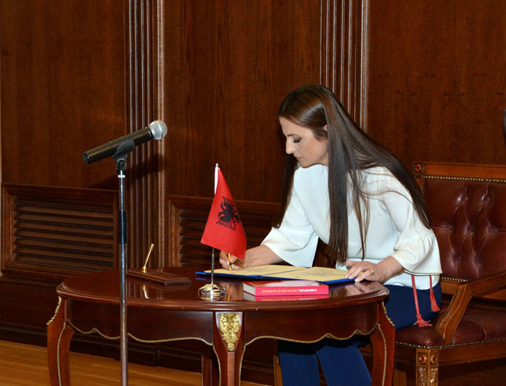 SKANDAL/ Punonjësit e tatimeve dhe doganave raporte mjekësore për tu angazhuar në fushatë