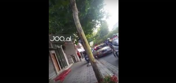 VIDEO/ Tiranë, i dehuri krijon rrëmujë në rrugë