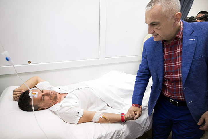 FOTO/ Ilir Meta viziton në Spital koordinatorin e LSI-së të dhunuar në Fushë Krujë