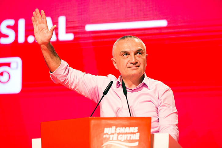 Meta: Një sëmundje shfarosëse po zbraz Shqipërinë,  Ebola jonë quhet Rilindje.