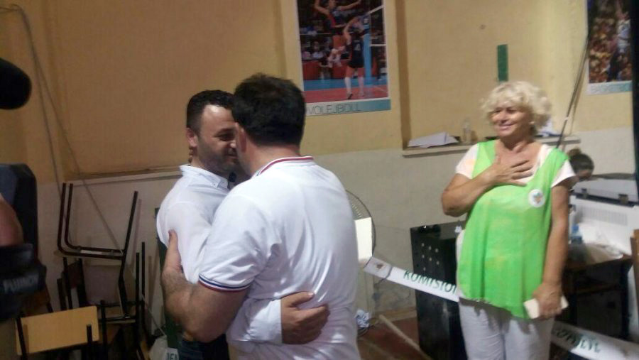 FOTO LAJM/ Sakja dhe Murati përqafohen pas shpalljes së rezultatit në Kavajë