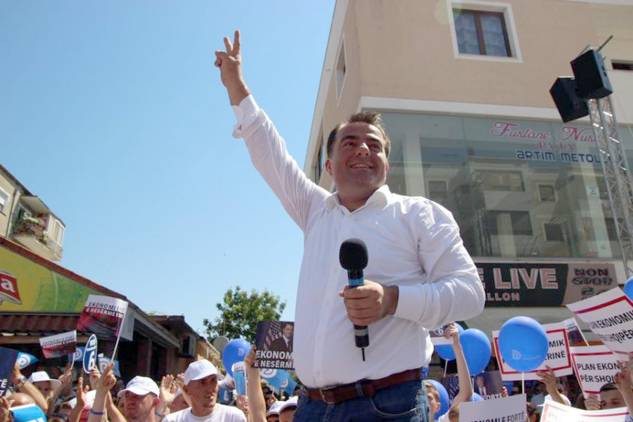 PD rimerr Kavajën për dy vjet, kryebashkiaku Sakja: Do të rikthej obeliskun “dy gishtat”