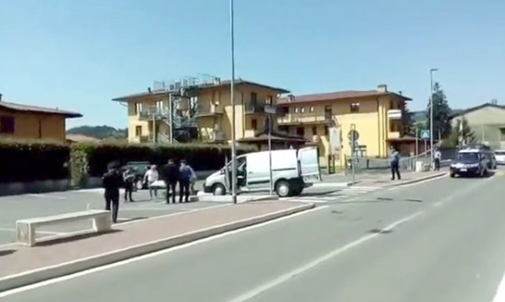 VIDEO & EMRI/ Shqiptari kërcëno me thikë ish-gruan e tij italiane, ajo e përplas për vdekje me makinë