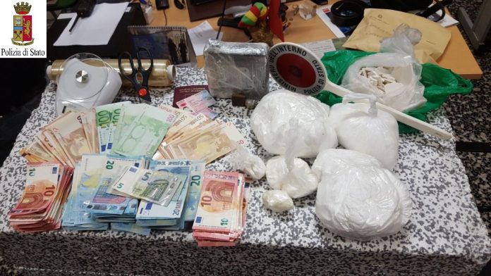 EMRA & FOTO/ Itali, mysafirja rumune “tradhton” dy shqiptarë, Policia iu gjen 4 kg kokainë në shtëpi