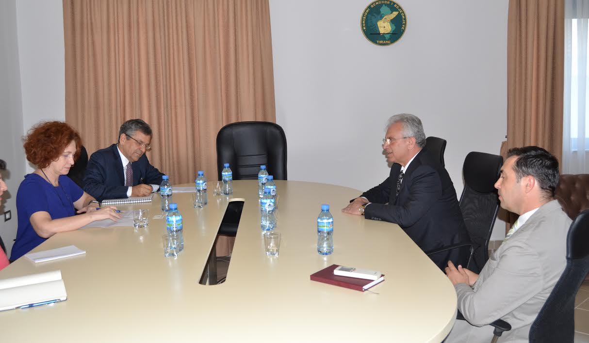 FOTO/ Kryetari dhe zëvendëskryetari i KQZ takojnë Ambasadoren e BE Vlahutin