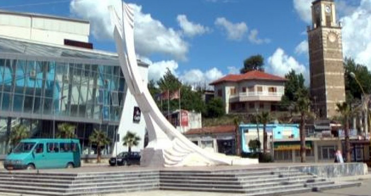 PD rimerr Kavajën për dy vjet, kryebashkiaku Sakja: Do të rikthej obeliskun “dy gishtat”