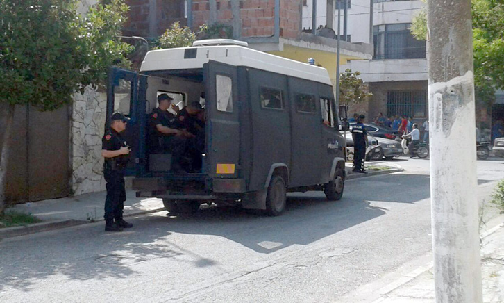FOTO/ Kavajë, numëruesit e PS bllokojnë numërimin, thirret për ndihmë policia