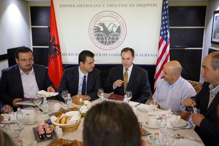 FOTO GALERI/ Basha mëngjes pune me Dhomën Amerikane të Tregtisë: Ulje taksash, nxitje investimesh, konkurrencë e ndershme