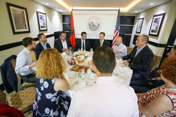 FOTO GALERI/ Basha mëngjes pune me Dhomën Amerikane të Tregtisë: Ulje taksash, nxitje investimesh, konkurrencë e ndershme