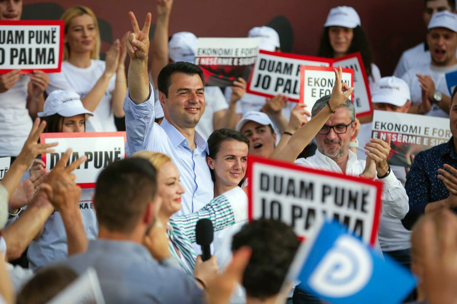 Basha sulmon ashpër LSI-në: Skllavëruat njerëzit me tesera partie