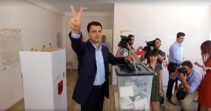 Lulzim Basha voton i shoqëruar nga familjarët, ja mesazhi i tij për qytetarët dhe këtë etapë të procesit zgjedhor