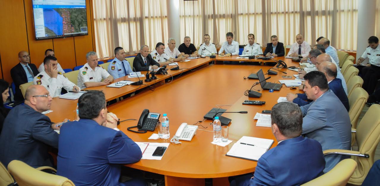 VIDEO/ Ministri Demiraj mbledh 12 drejtuesit: Ja porositë për zgjedhjet