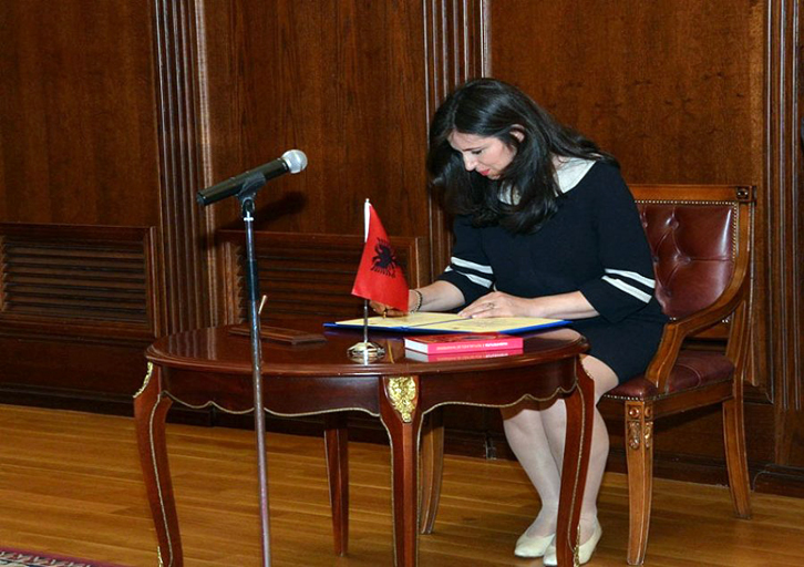 Ministrja Karabina pezullon Drejtoren e Arsimit të Vlorës dhe paralajmëron Sekretarin e Përgjithshëm të MAS