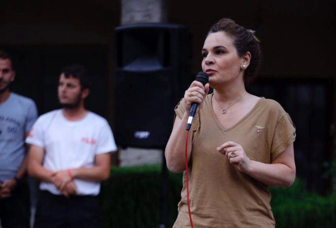 FOTO LAJM/ “Armatoset” LSI, Monika Kryemadhi e fillon nga uniforma