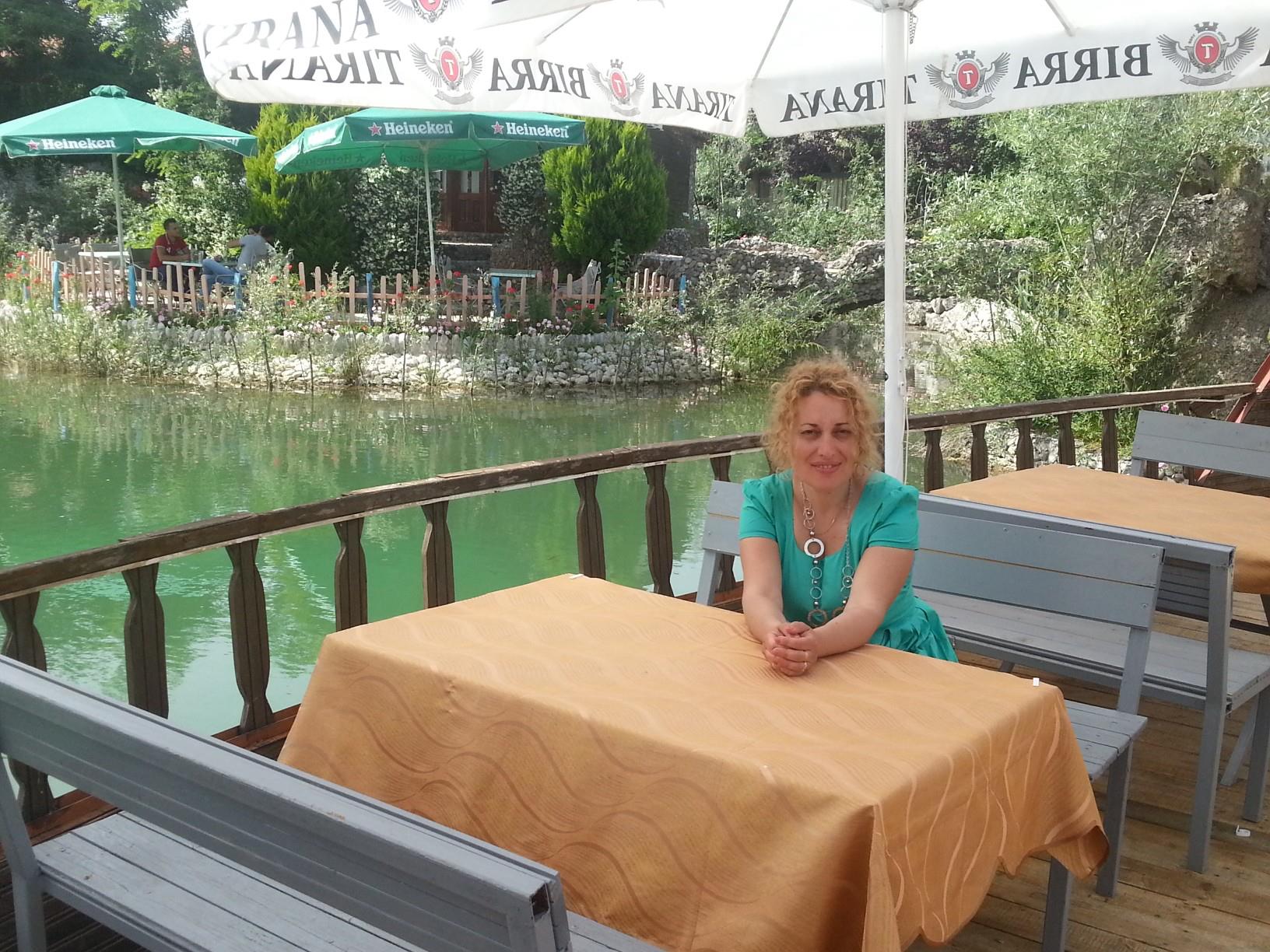 EMRI & FOTO/ Ministrja e Arsimit pezullon drejtoren e TIK