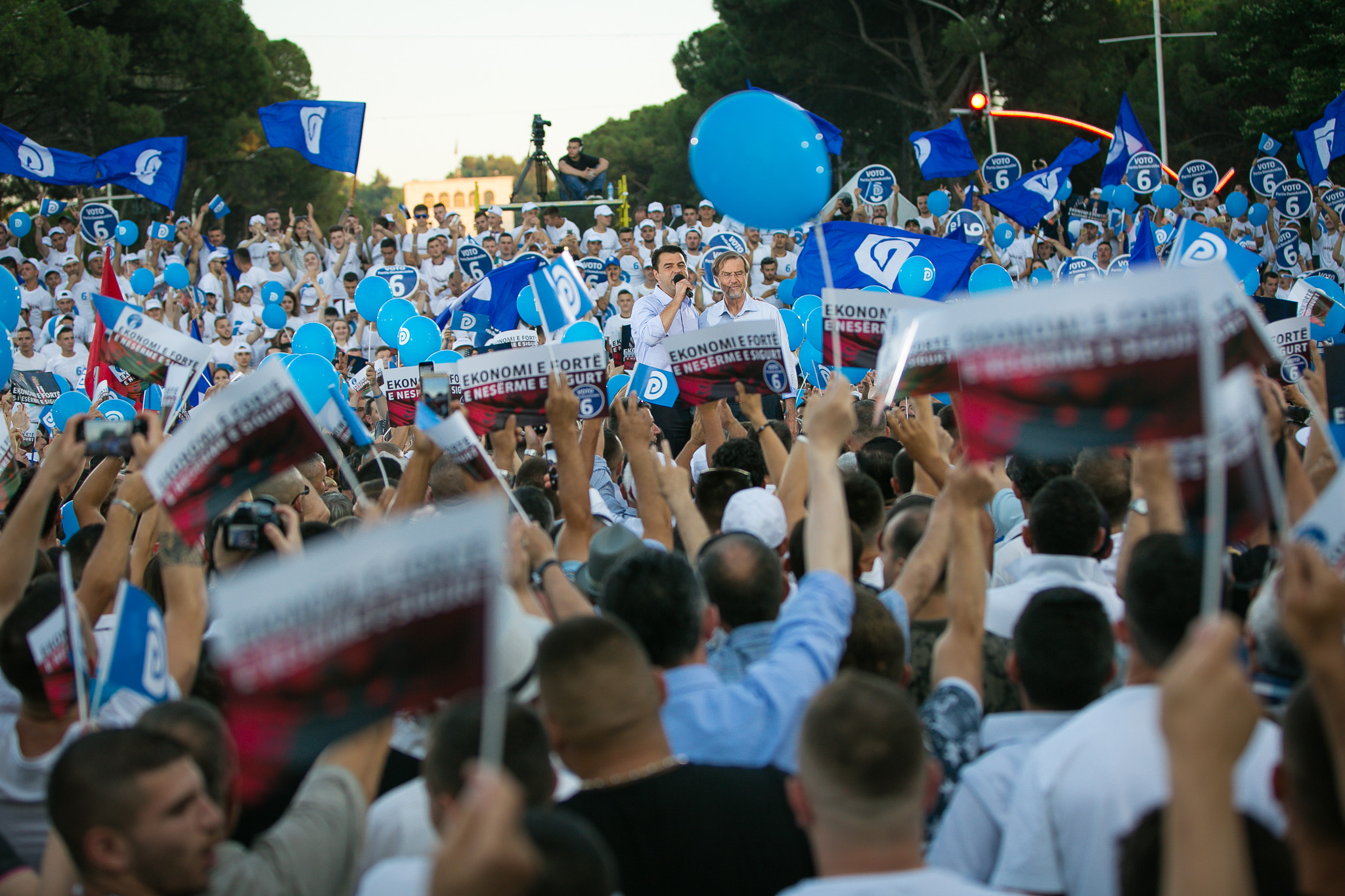 FOTO GALERI/ Mitingu i sotëm përmbyllës i PD-së në Tiranë