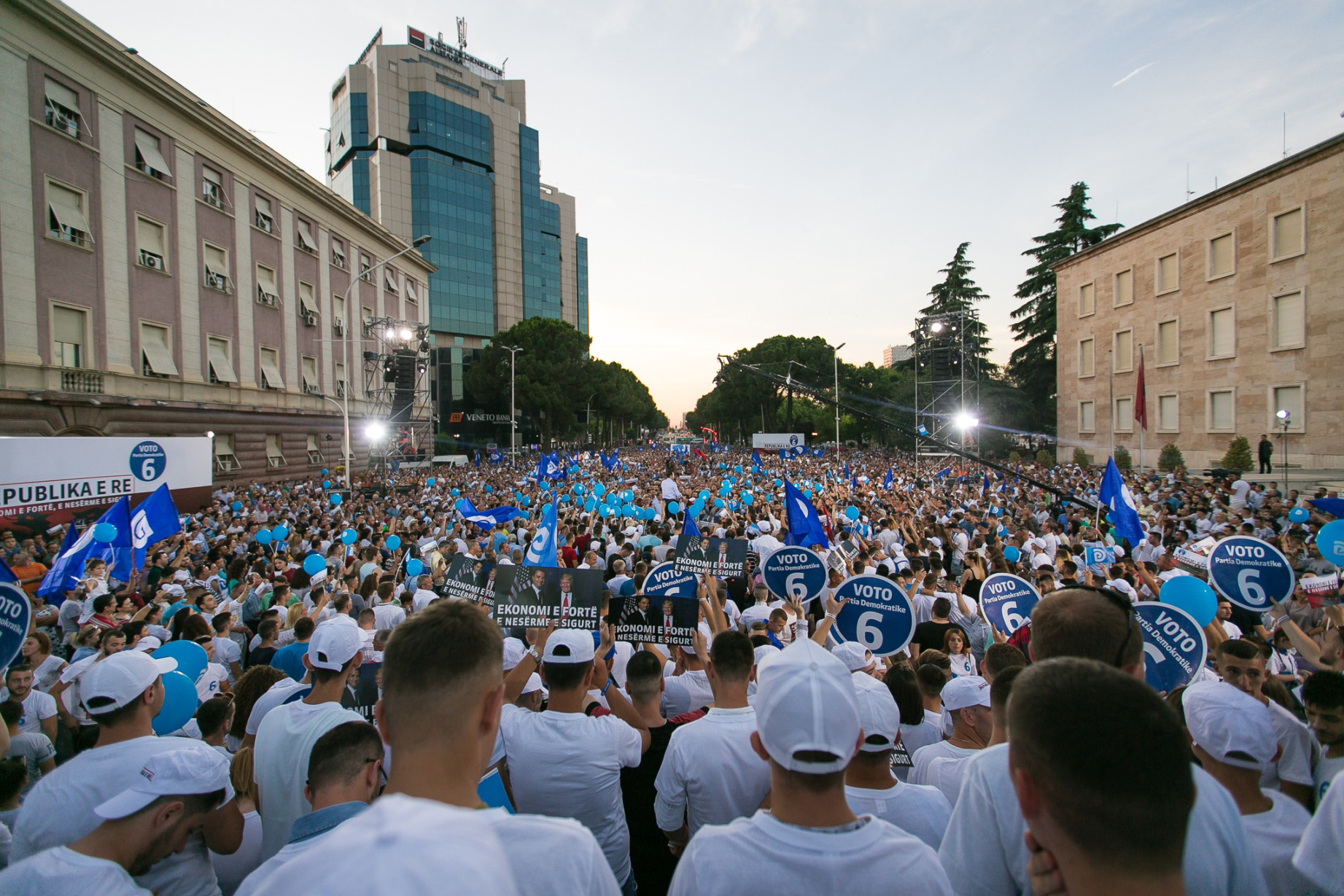 FOTO GALERI/ Mitingu i sotëm përmbyllës i PD-së në Tiranë