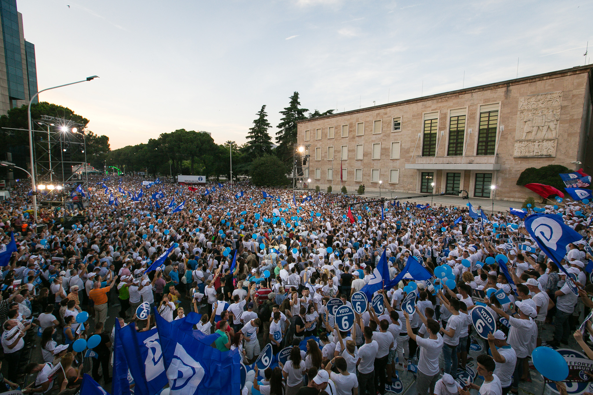 FOTO GALERI/ Mitingu i sotëm përmbyllës i PD-së në Tiranë