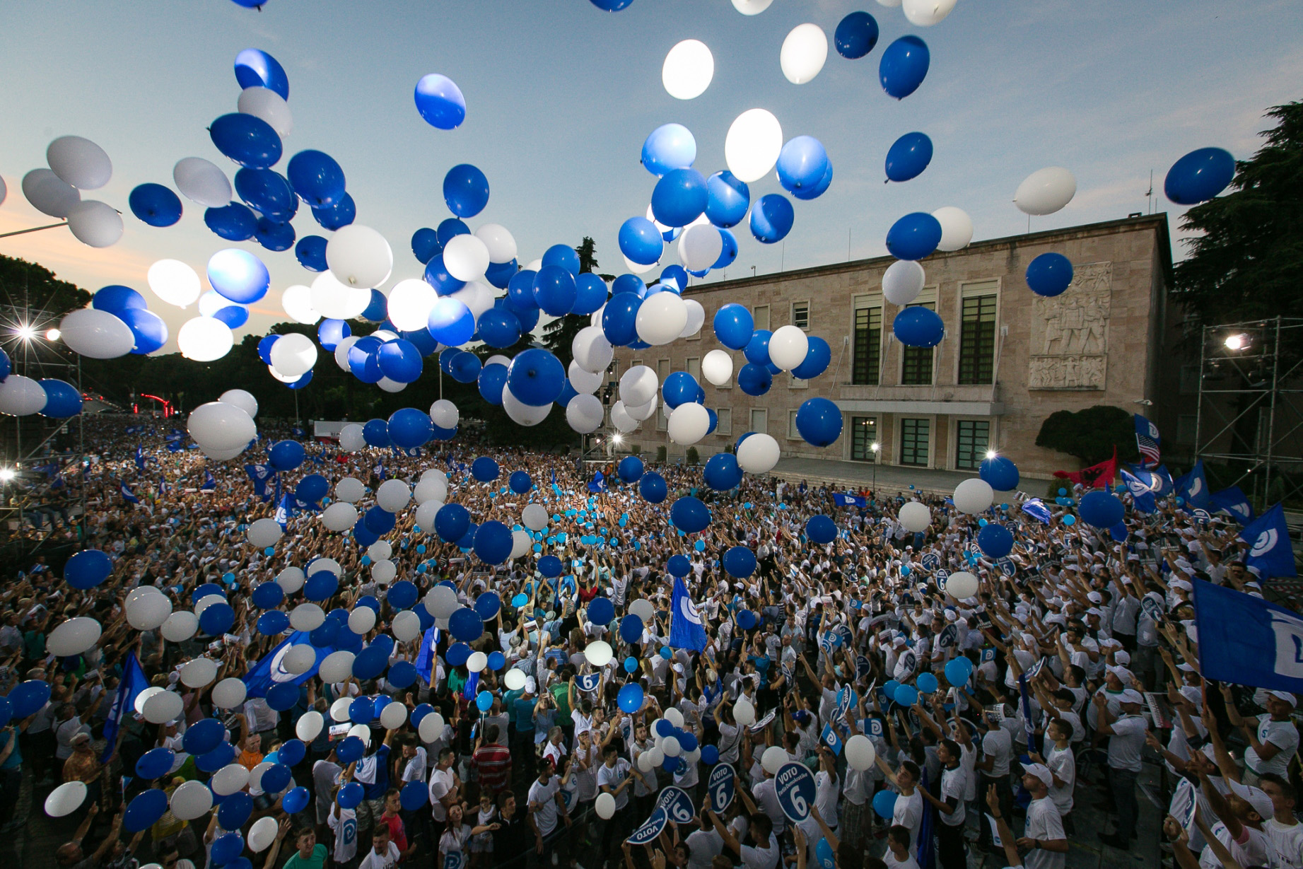 FOTO GALERI/ Mitingu i sotëm përmbyllës i PD-së në Tiranë