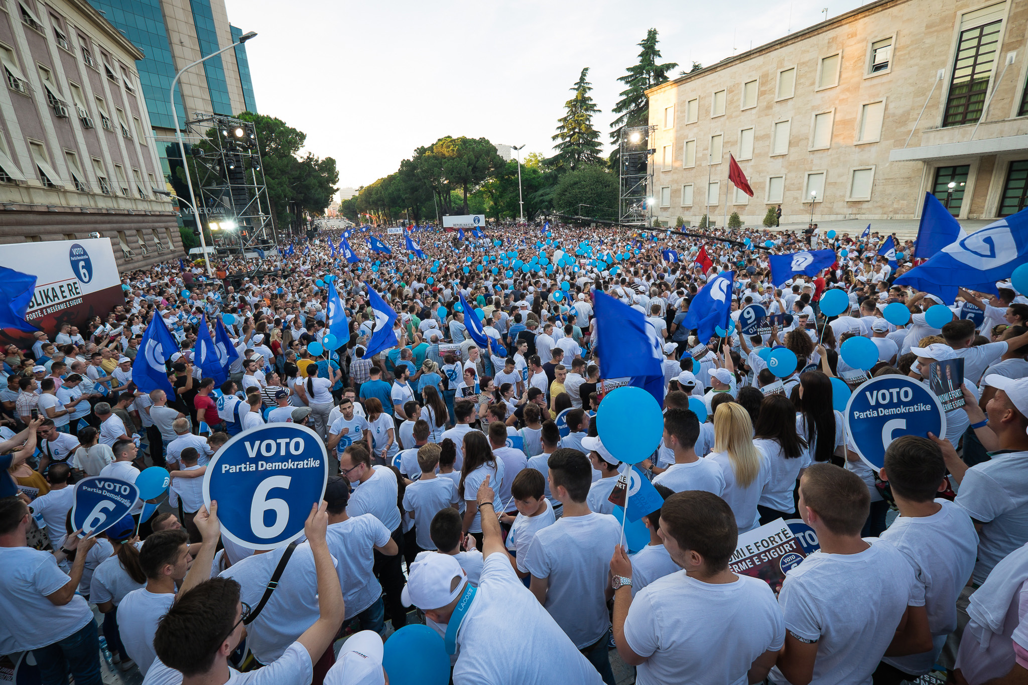 FOTO GALERI/ Mitingu i sotëm përmbyllës i PD-së në Tiranë
