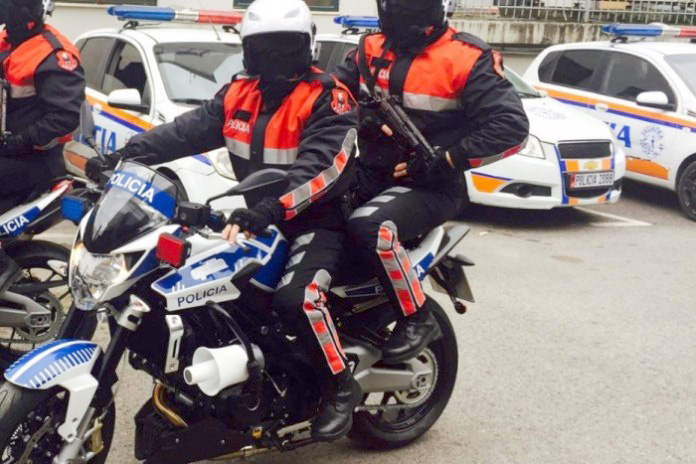 Tiranë, shoferi dibran ju përplas motorin, aksidenton dy policë