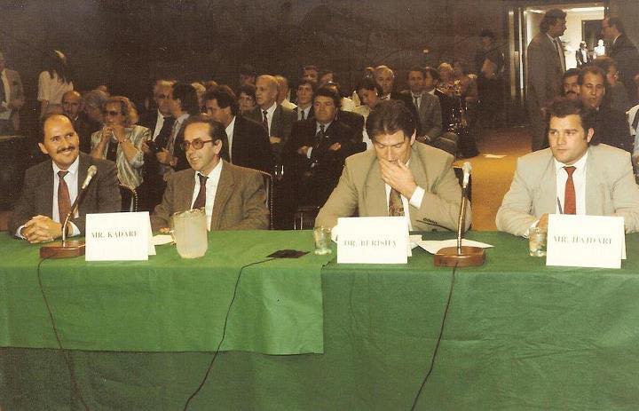 FOTO HISTORI/ Sali Berisha kujton vitin 1991