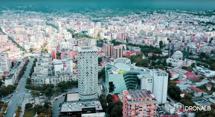 VIDEO/ Tirana e parë nga lart, pamjet e kryeqytetit nga droni