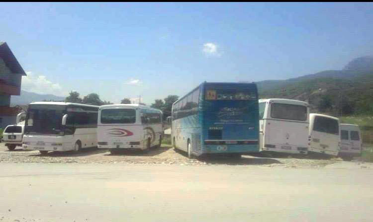 VIDEO & FOTO GALERI/ Edi Rama “pushton” Tropojën me mitingashës të dërguar me autobusë